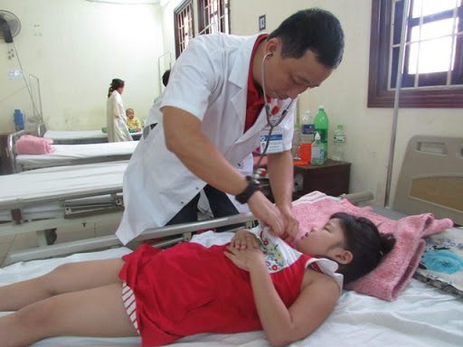 Phẫu thuật miễn phí cho 15 trường hợp bị dị tật bẩm sinh 5 Le Thua Trung Hau tham kham benh nhan di tat so mat