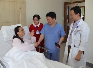Le Thua Trung Hau tham benh nhan