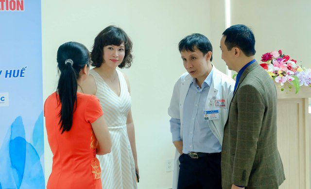 Chuyên gia Hoa Kỳ chuyển giao kỹ thuật mới phẫu thuật tạo hình thẩm mỹ cho BV TW Huế 26 Chuyen gia My va Bs Hau