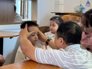 Tiến sĩ Hậu khám trẻ sụp mí bẩm sinh