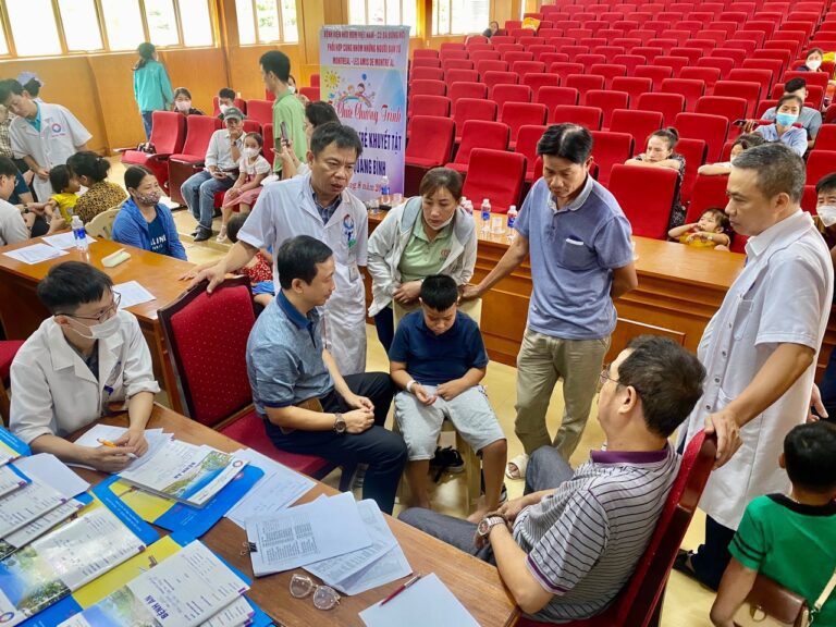 Dr.Hậu tăm khám bệnh nhân nhí tại Đồng Hới