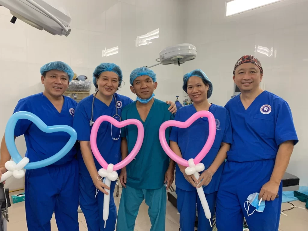 Trao nụ cười, gieo hy vọng 3 Bác sĩ Trung Hậu cùng với đồng nghiệp tại Chương trình