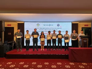 Đại diện các đơn vị tham gia nhận bằng khen của Tỉnh TT-Huế