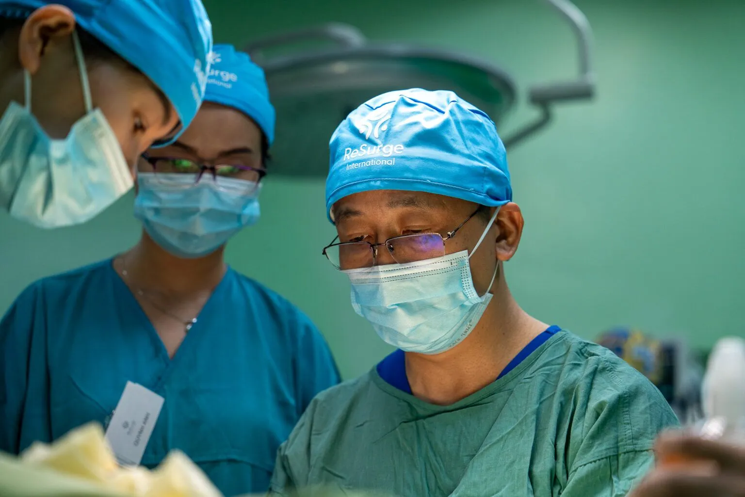 Tái tạo Hy vọng: Chuyển biến tích cực trong chữa trị ung thư vú tại Việt Nam 3 Bác sĩ Hậu trong ca mổ tái tạo vú sau ung thư