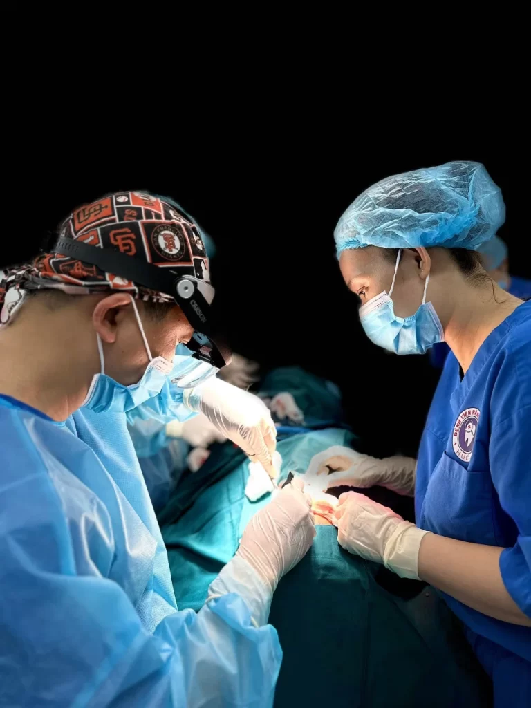 Trao nụ cười, gieo hy vọng 2 Bác sĩ Trung Hậu đang phẫu thuật cho bệnh nhân tại Chương trình