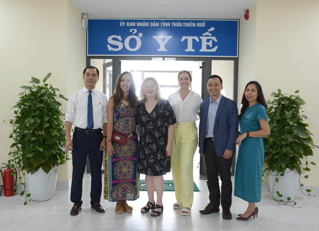 Ký kết hợp tác phẫu thuật từ thiện và giảng dạy phẫu thuật tạo hình 2 Tiến sĩ Hậu, địa diện Sở Y tế TT-Huế và đại diện Tổ chức ReSurge tại buổi ký kết