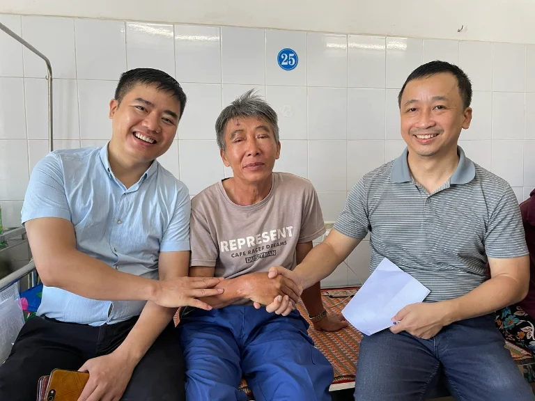 47 trẻ em nghèo khuyết tật được phẫu thuật miễn phí 3 Niềm vui của bệnh nhân sau khi được phẫu thuật chữa dị tật sụp mí mắt