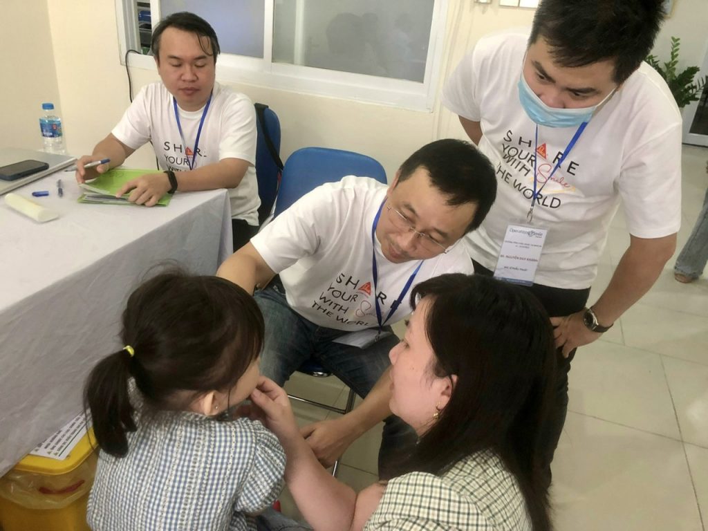 150 trẻ khuyết tật được khám, phẫu thuật nhân đạo tại Nghệ An 2 Bác sĩ Lê Thừa Trung Hậu, Trưởng đoàn phẫu thuật Operation Smile, đang khám một bệnh nhân trẻ em