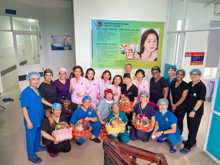 Phẫu thuật tái tạo ngực miễn phí sau ung thư vú 1 Đội ngũ y bác sĩ của Chương trình phẫu thuật tái tạo ngực sau ung thư vú