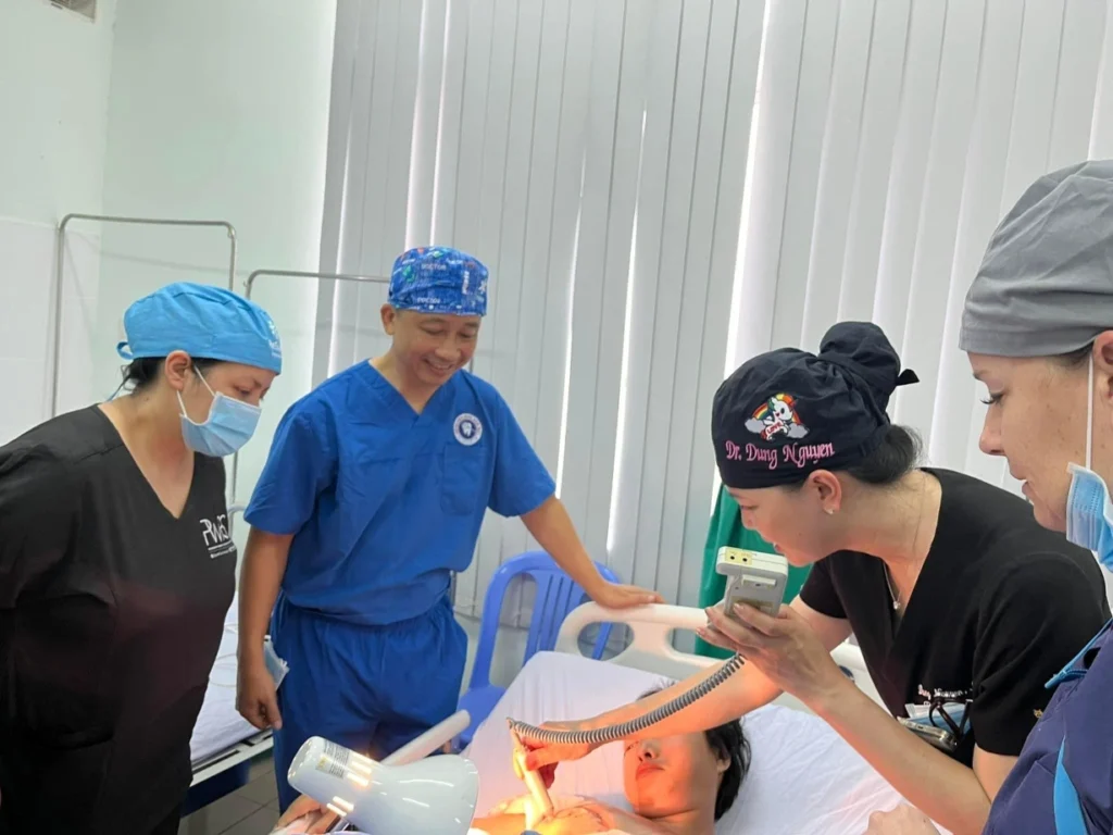 Phẫu thuật tái tạo ngực miễn phí sau ung thư vú 3 Các bác sĩ thăm khám bệnh nhân tái tạo ngực