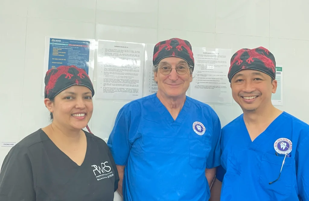 Phẫu thuật thẩm mỹ tạo hình miễn phí cho bệnh nhân miền Trung 2 Dr. Trung Hậu cùng với các đồng nghiệp Mỹ tại Tuần lễ