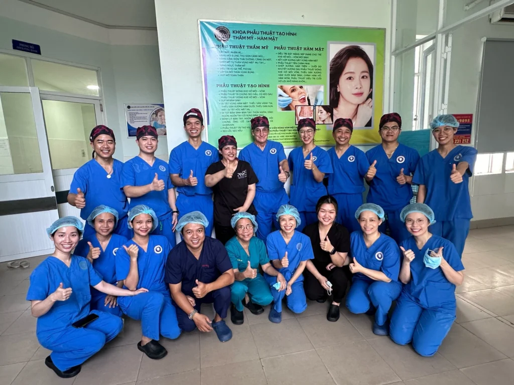 Phẫu thuật thẩm mỹ tạo hình miễn phí cho bệnh nhân miền Trung 3 Tập thể y bác sĩ Việt Nam và Mỹ tại Tuần lễ