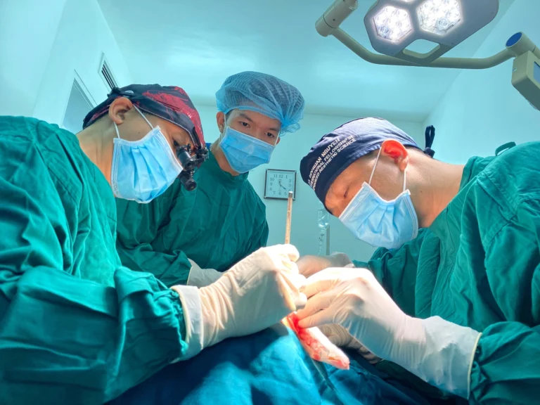 Dr. Hậu đang phẫu thuật cho một bệnh nhân