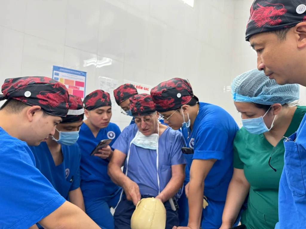 Mục tiêu kép trong phẫu thuật tạo hình thẩm mỹ miễn phí 3 Chuyên gia Mỹ đào tạo cho các bác sĩ Việt Nam