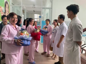 Tiến sĩ Hậu nhận lãng hoa từ các bệnh nhân được tái tạo vú nhân Ngày thầy thuốc VN tháng 2-2025