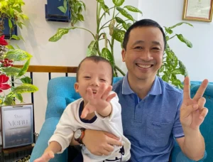 Bác sĩ Hậu và khách hàng nhí
