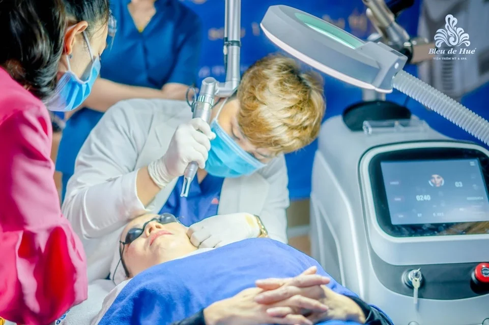 THẨM MỸ DA 7 Khách hàng sửa mắt và mũi