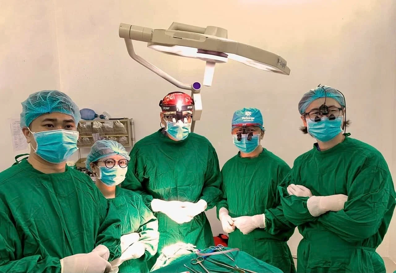 Tiến sĩ Hậu tham gia phẫu thuật tại Chương trình ReSurge 6-2025