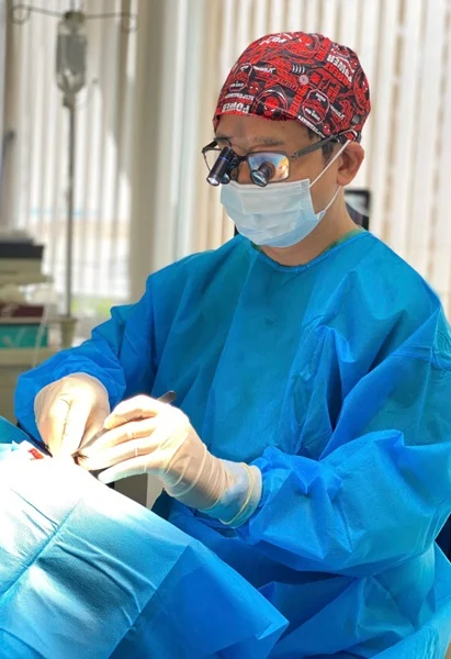 Dr Hậu đang mổ sụp mí