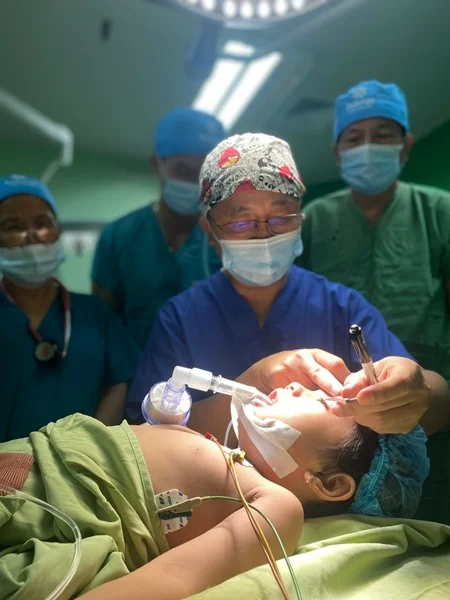 Gia đình bé & Dr Hậu
