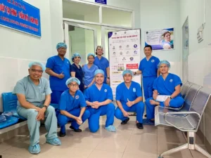 Tiến sĩ Hậu và các đồng nghiệp trong Chương trình phẫu thuật miễn phí của ReSurge tháng 6-2025