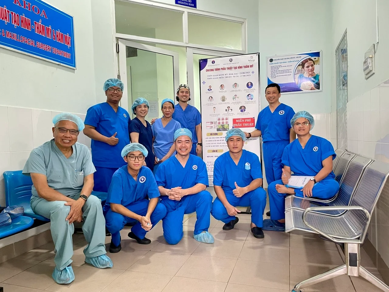 Tiến sĩ Hậu và các đồng nghiệp trong Chương trình phẫu thuật miễn phí của ReSurge tháng 6-2025