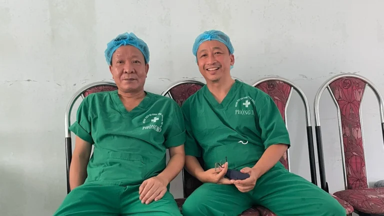 Tiến sĩ Hậu và đồng nghiệp ngồi nghỉ sau ca mổ tại Quảng Trị 7-2024