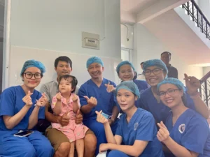 Tiến sĩ Hậu cùng các y bác sĩ Operation Smile và một gia đình bệnh nhân vào tháng 8-2023