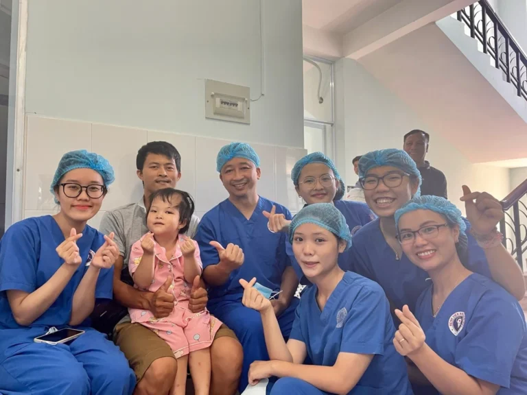 Tổ chức Operation Smile tại TP. Huế với bệnh nhân nhí bị dị tật bẩm sinh vào tháng 8/2023 8 Tiến sĩ Hậu cùng các y bác sĩ Operation Smile và một gia đình bệnh nhân vào tháng 8-2023