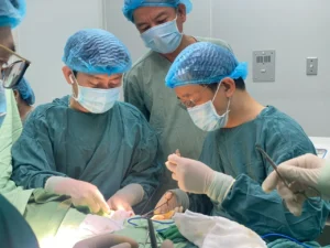 Tiến sĩ Hậu đang mổ tại Chương trình mổ từ thiện tại Quảng Bình tháng 8-2023