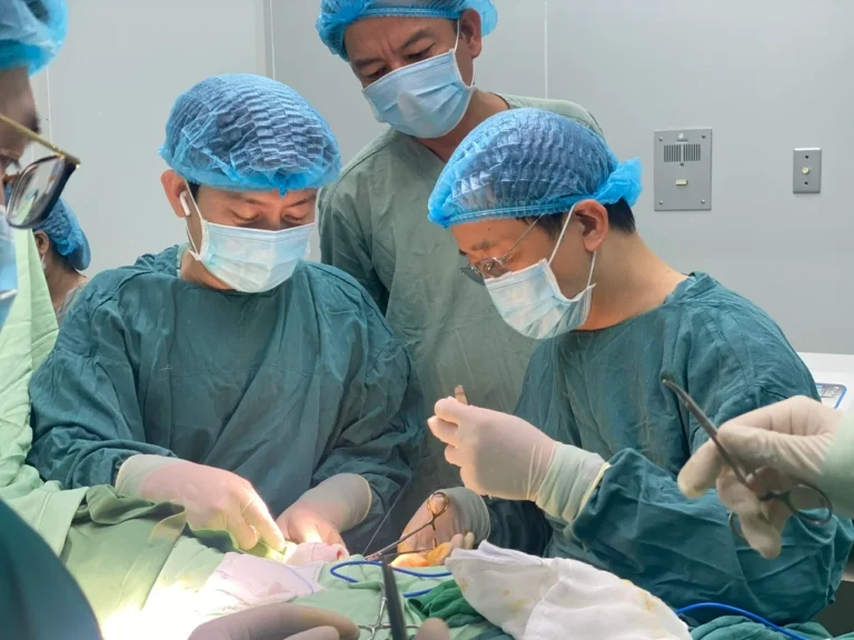 Tiến sĩ Trung Hậu ở vị trí công tác mới nhất - Trưởng khoa Phẫu thuật Tạo hình - Thẩm mỹ, Bệnh viện Đa khoa Quốc tế Huế 8 Tiến sĩ Hậu đang mổ tại Chương trình mổ từ thiện tại Quảng Bình tháng 8-2023