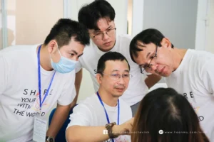 Tiến sĩ Hậu trao đổi cùng đồng nghiệp tại Vinh tháng 10-2023