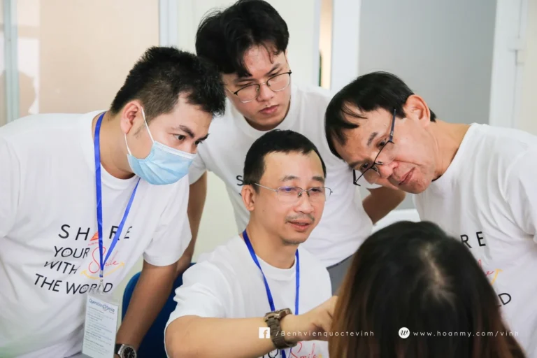 Chương trình Operation Smile tại TP. Vinh, Tỉnh Nghệ An tháng 10 năm 2023 2 Tiến sĩ Hậu trao đổi cùng đồng nghiệp tại Vinh tháng 10-2023