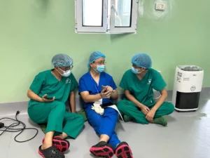 Tiến sĩ Hậu trao đổi với đồng nghiệp ngay sau một ca mổ tại Thái Nguyên tháng 7-2023