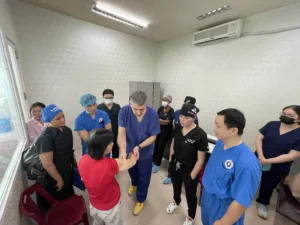 Tiến sĩ Hậu và đồng nghiệp thăm khám một bệnh nhân bị dị tật bàn tay vào tháng 5-2023