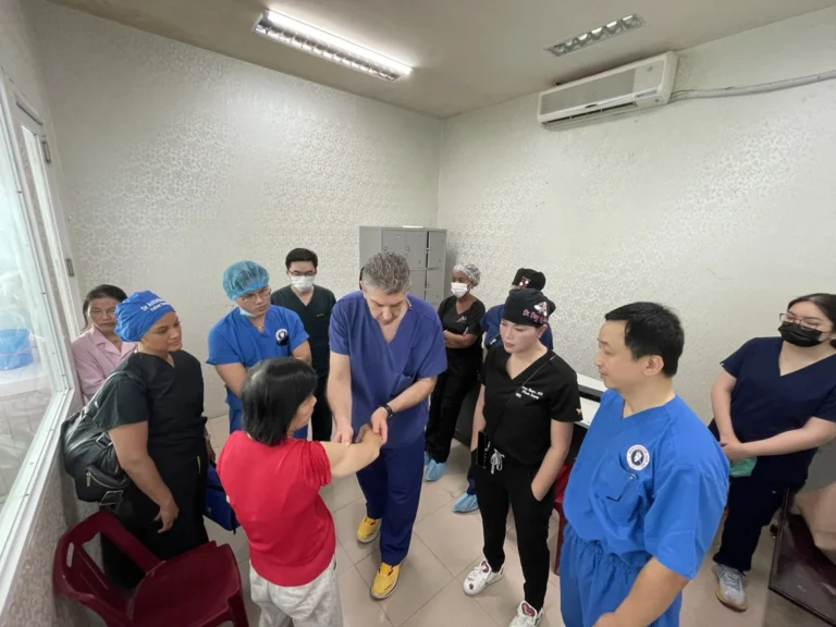 Cùng Tổ chức ReSurge phẫu thuật miễn phí tạo hình bàn tay tại TP. Huế tháng 5/2023 9 Tiến sĩ Hậu và đồng nghiệp thăm khám một bệnh nhân bị dị tật bàn tay vào tháng 5-2023