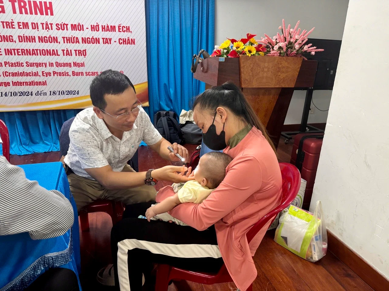 Tiến sĩ Lê Thừa Trung Hậu khám trẻ tại Chương trình ReSurge Quảng Ngãi