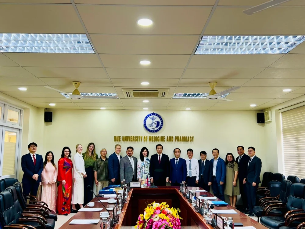Khoá đào tạo liên tục về “ Cập nhật về Phẫu thuật tạo hình - thẩm mỹ vùng hàm và hàm mặt 2 Các chuyên gia Hoa Kỳ và Hàn Quốc chụp ảnh cùng Ban Giám Hiệu Trường Đại Học Y Dược Huế, BGĐ Bệnh viện Trường Đại học Y Dược Huế