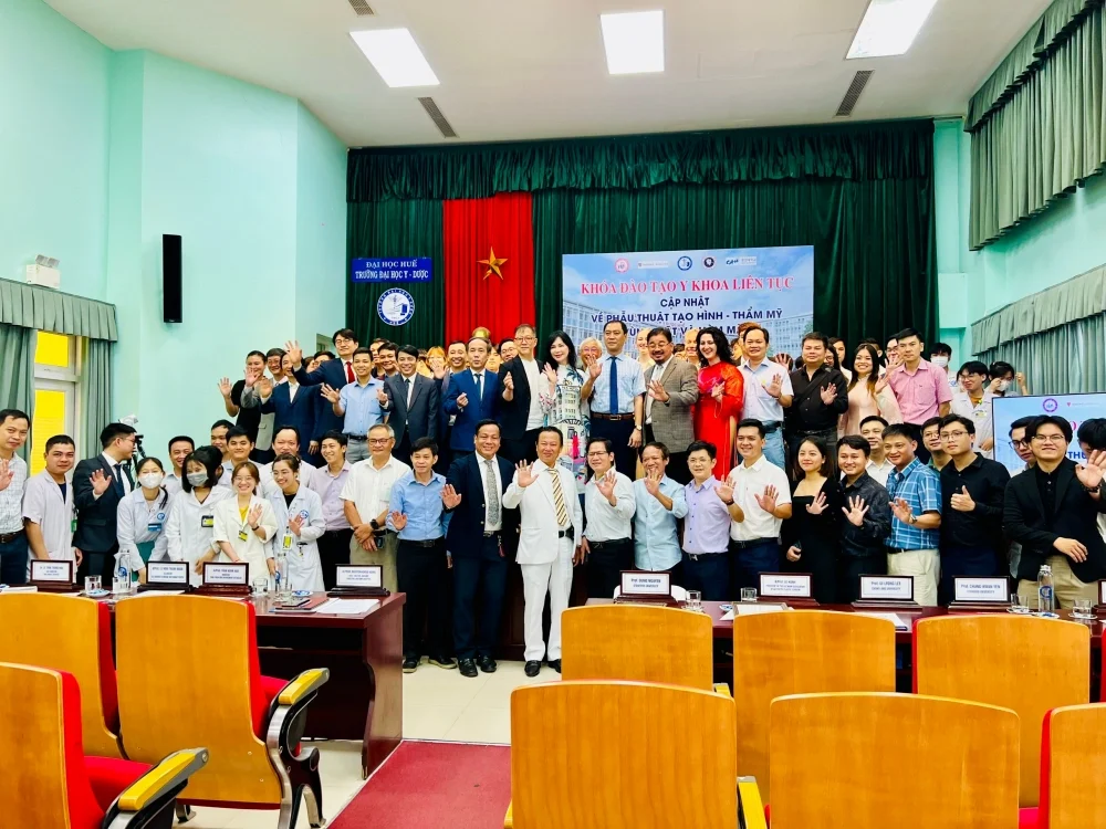 Khoá đào tạo liên tục về “ Cập nhật về Phẫu thuật tạo hình - thẩm mỹ vùng hàm và hàm mặt 3 Các chuyên gia và đại diễn lãnh đạo Sở Y tế tỉnh Thừa Thiên Huế, Trường Đại học Y Dược Huế, Bệnh viện Trường ĐHYD Huế, Bệnh việnn Răng Hàm Mặt Huế chụp ảnh cùng các học viên tham dự khoá học