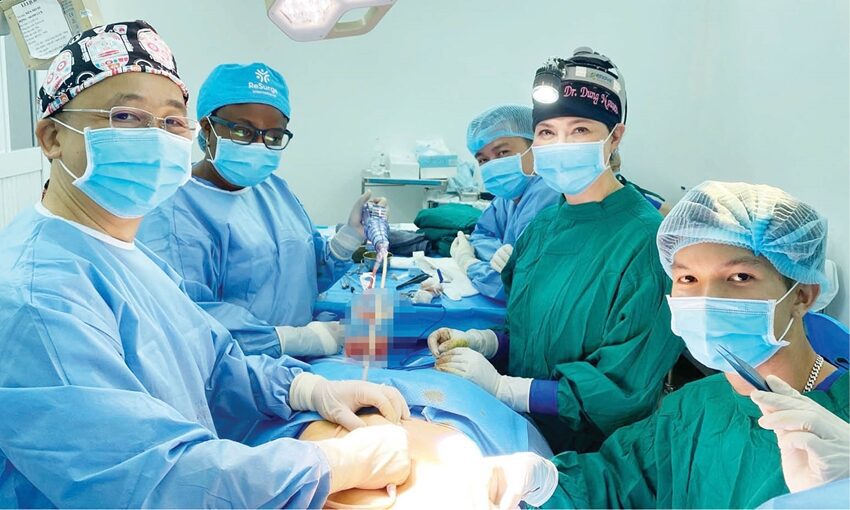 Giáo sư DUNG NGUYEN: 3 GS. Dung Nguyen (thứ hai, bên phải) trong ca phẫu thuật tại Bệnh viện Răng Hàm Mặt Huế