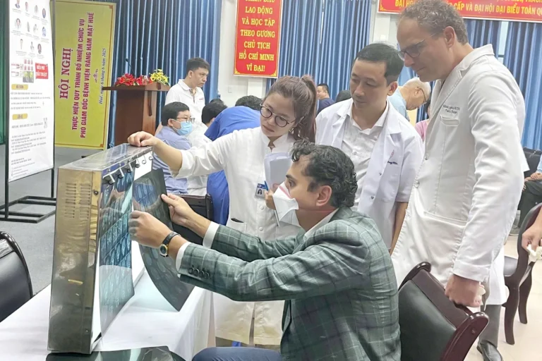 Tiến sĩ Trung Hậu cùng các đồng nghiệp đang xem kết quả chụp phim