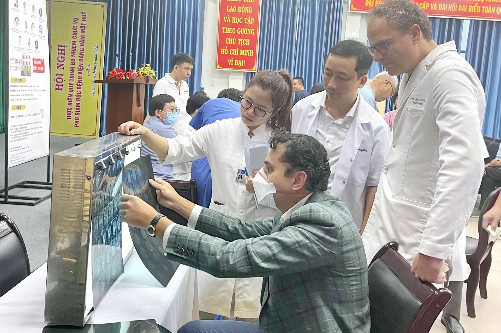 Mở ra cơ hội tiếp cận kỹ thuật cao cho bệnh nhân dị tật 10 Tiến sĩ Trung Hậu cùng các đồng nghiệp đang xem kết quả chụp phim