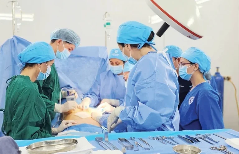 BS. Nguyễn Trương Gia Bảo (thứ hai từ trái qua) cùng các chuyên gia Resurge thực hiện một ca phẫu thuật
