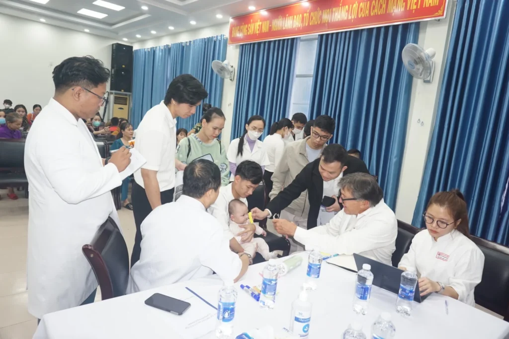 benh vien rang ham mat hue phoi hop resurge international trien khai chuong trinh phau thuat di tat vung mat va ban tay 1
