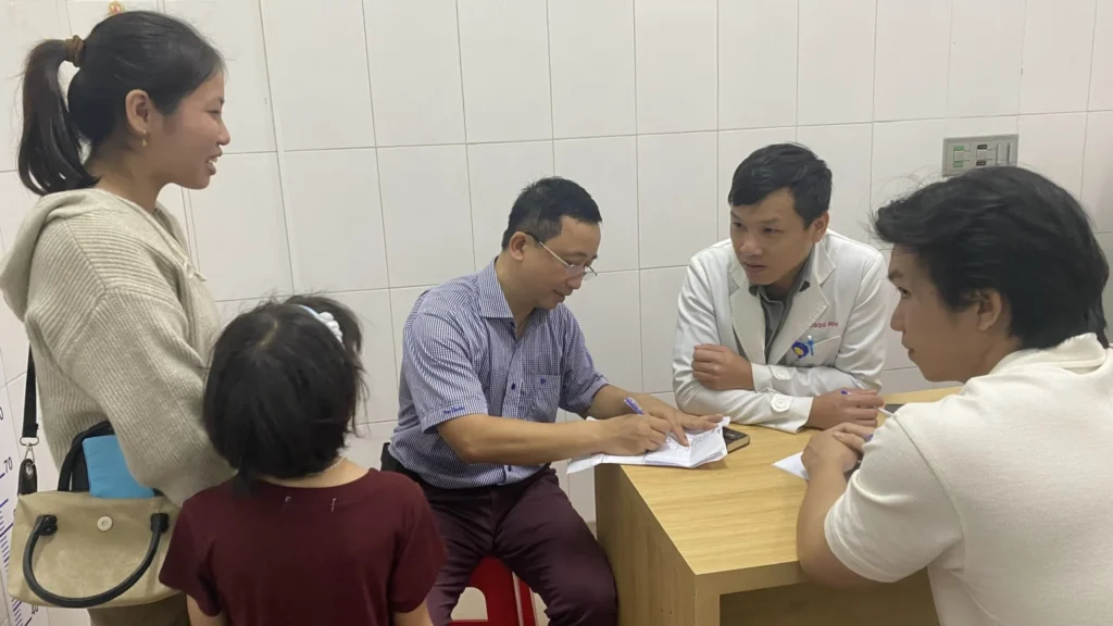 Chương trình phẫu thuật cho trẻ khuyết tật trên địa bàn tỉnh Quảng Trị 2 Tiến sĩ Hậu tại Chương trình