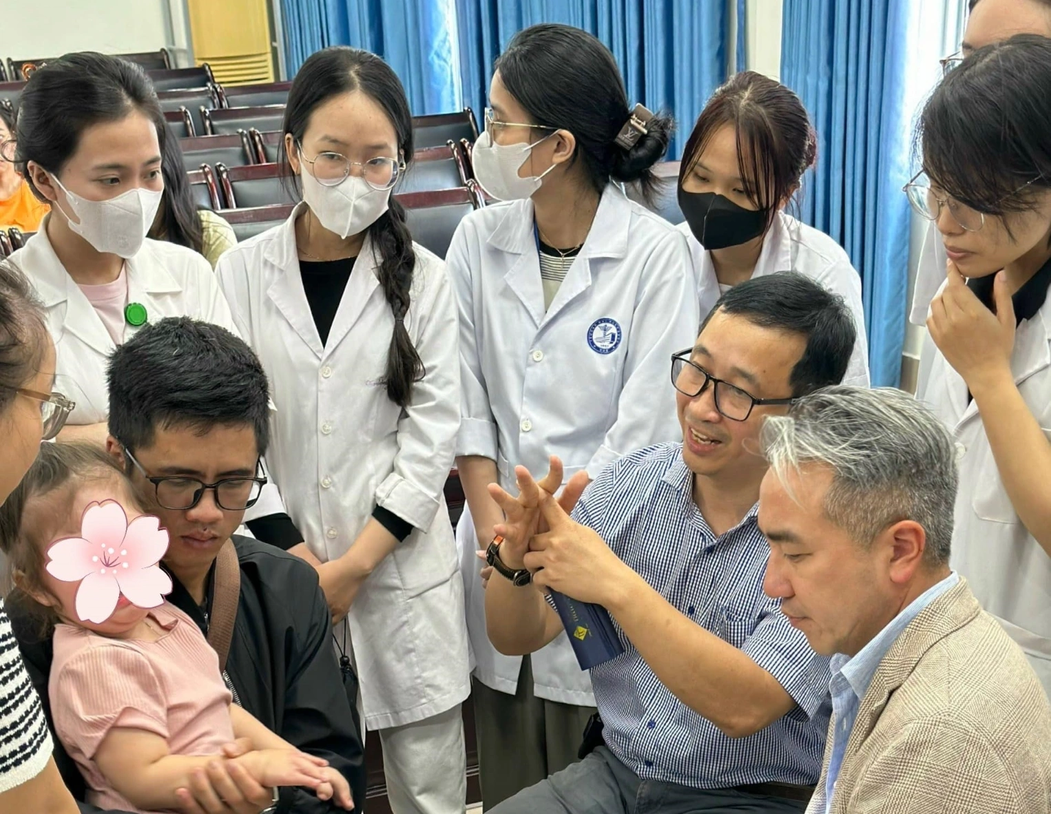 Tiến sĩ Hậu thăm khám tại Chương trình