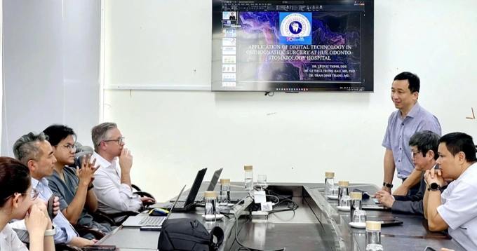 Phẫu thuật tạo hình thẩm mỹ cho bệnh nhân mắc các dị tật vùng hàm mặt 4 Cac chuyen gia va bac si sinh hoat chuyen de ve chinh hinh ham mat