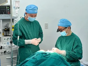 Tiến sĩ Hậu trong ca mổ tại Chương trình ReSurge T11/25
