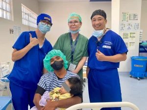 Tiến sĩ Hậu và gia đình bệnh nhân tại tỉnh đảo Cebu-Philipinnes