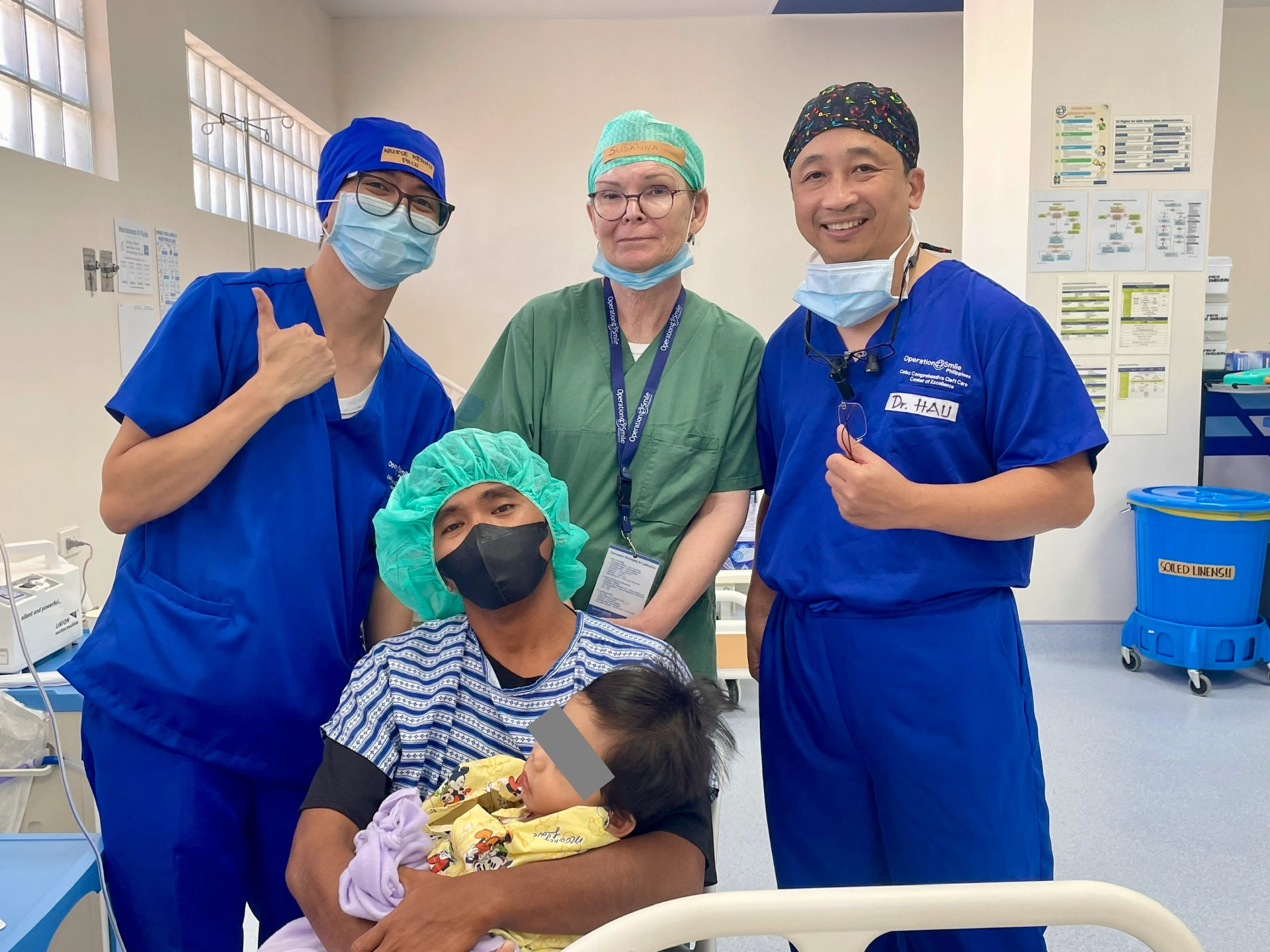 Tiến sĩ Hậu và gia đình bệnh nhân tại tỉnh đảo Cebu-Philipinnes